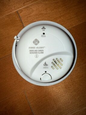 First Alert BRK SCO2B Smoke and Carbon Monoxide (CO) detector with 9V battery